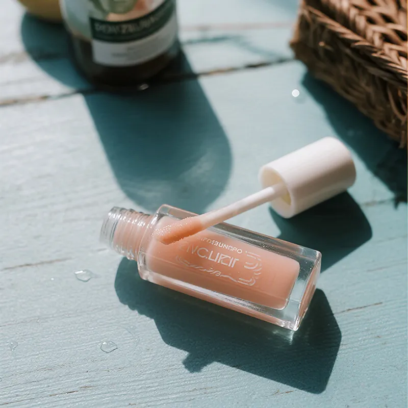 Ясен гланц за устни в насипно състояние